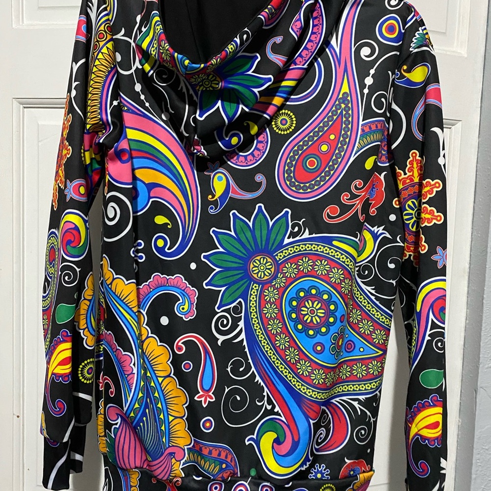 Retro design hoodie with front pocket